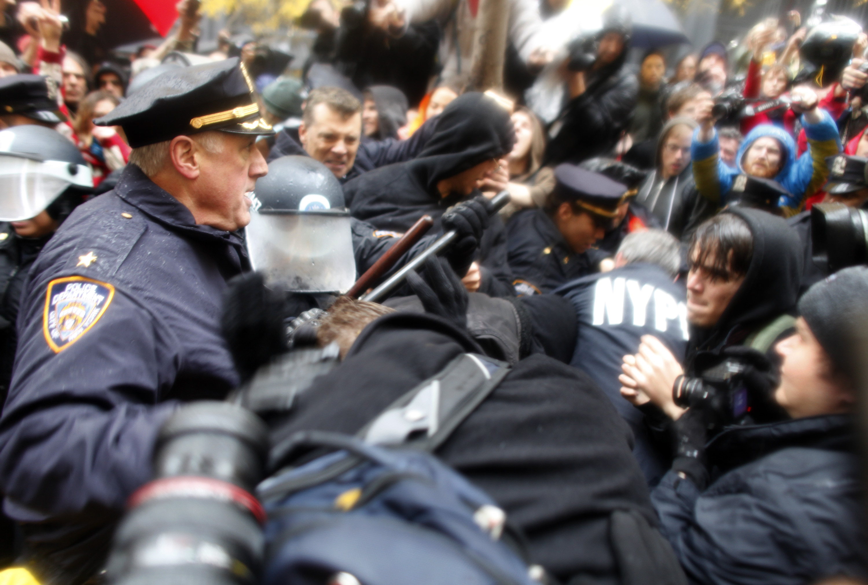 NYPD Occupy-aktivistien kimpussa.