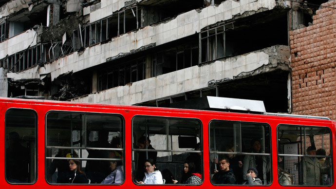 Raitiovaunu ohittamassa tuhottua entistä puolustusvoimien pääesikuntaa Belgradissa 2009.