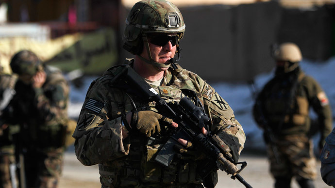Nato-joukot saapuvat autopommituspaikalle Kabulissa 2014.