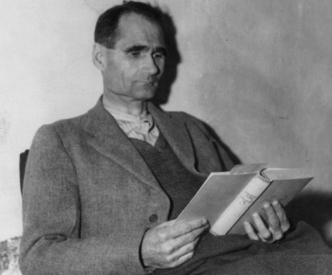 Rudolf Hess vankilassa.