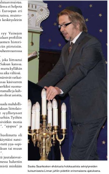 Helsingin Sanomien ja Ylen veteraanitoimittaja Saska Saarikoski synagogassa.