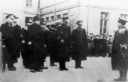 Varsovan Juutalaispoliisijoukkojen johtaja Adam Czerniakow pitämässä juutalaispoliisien vuoronvaihdon nimenhuutoa.