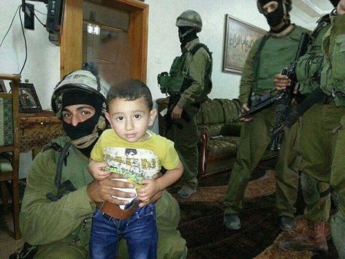 Juutalaissotilaat tunkeutuivat Hebronissa palestiinalaisasuntoon ja jakoivat Facebookissa perheen vauvan kuvaa pelottelumielessä.