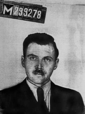 Josef Mengele (1911 – 1979), saksalainen lääkäri ja SS Hauptsturmführer. Kuva otettu Buenos Airesin poliisin toimesta vuonna 1956 argentiinalaista henkilöllisyystodistusta varten.