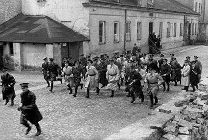 Juutalaispoliisijoukot järjestämässä rikostenvastaista iskua Varsovan juutalaiskortteleissa.