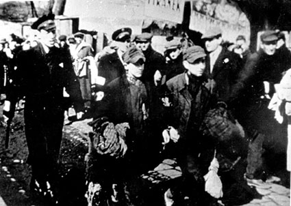 Juutalaispoliiseja saattamassa kahta pikkurikoksista pidätettyä juutalaisnuorta Varsovassa.