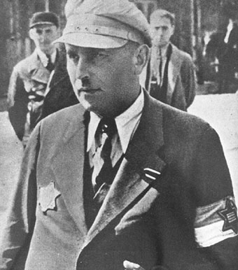 Lodzin Juutalaispoliisin jäsen Romek Kaliski lähikuvassa yllään juutalaisten poliisijoukkojen käyttämä univormu ja käsivarsinauha.