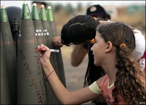 Israelilaislapset kirjoittivat "terveisensä" kranaatteihin, jotka ammuttiin Libanoniin.