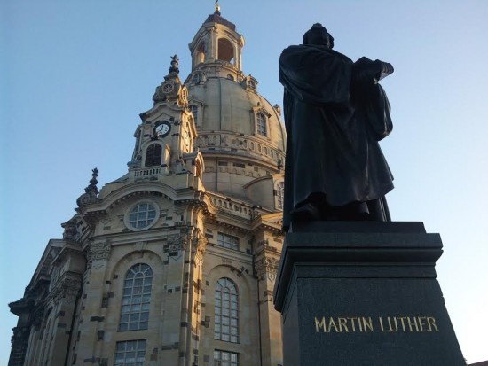 Dresdenissä poliittinen eliitti ei uskalla muistella julkisesti liittoutuneiden sotarikoksia. Pommitusten muistopäivänä otettu kuva Magneettimedian lukijalta.
